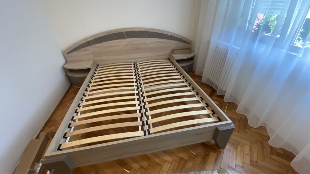 Par dormitor cu noptiere