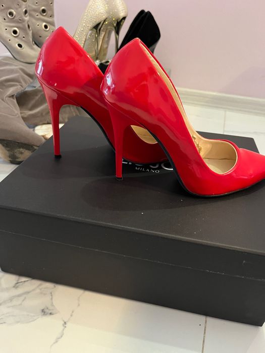 Страхотни червени токчета, носени 2 пъти за повод, като нови