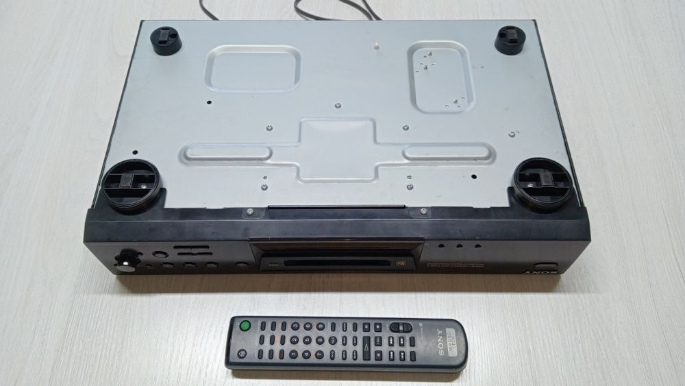 Мини диск проигрыватель в отличном состоянии! Пульт есть! Всё работает