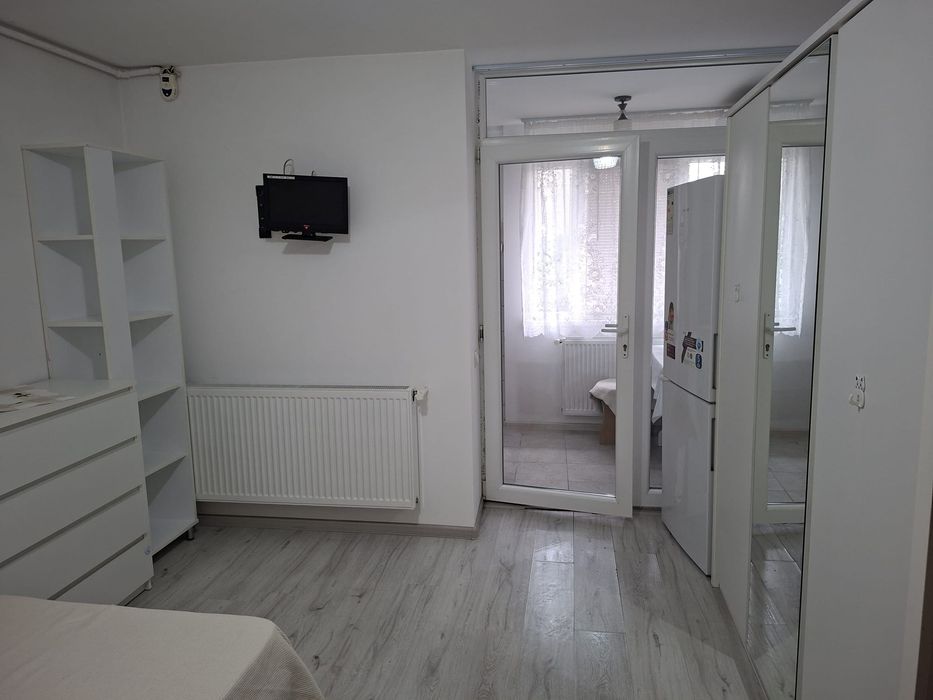 Închiriez garsoniera