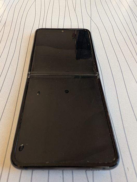 Samsung Galaxy Flip 3 с повреден дисплей