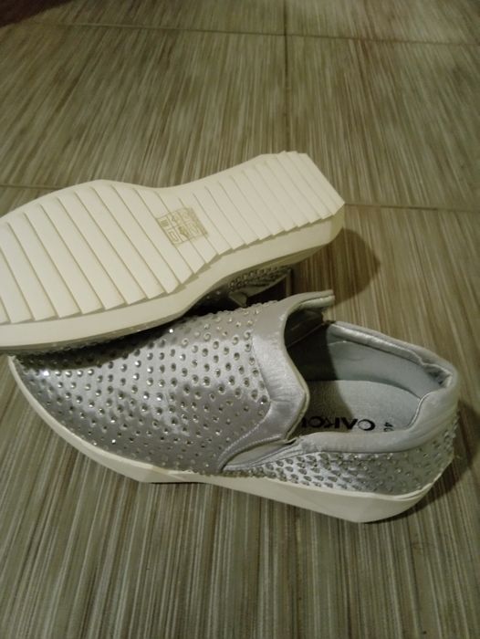 Продавам Маратонки