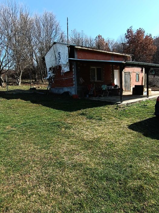 Продавам земя с малка вила