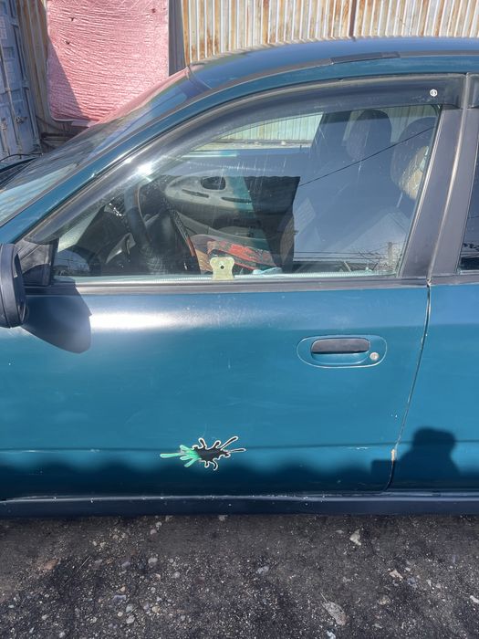 Машина Мицубиси Харизма