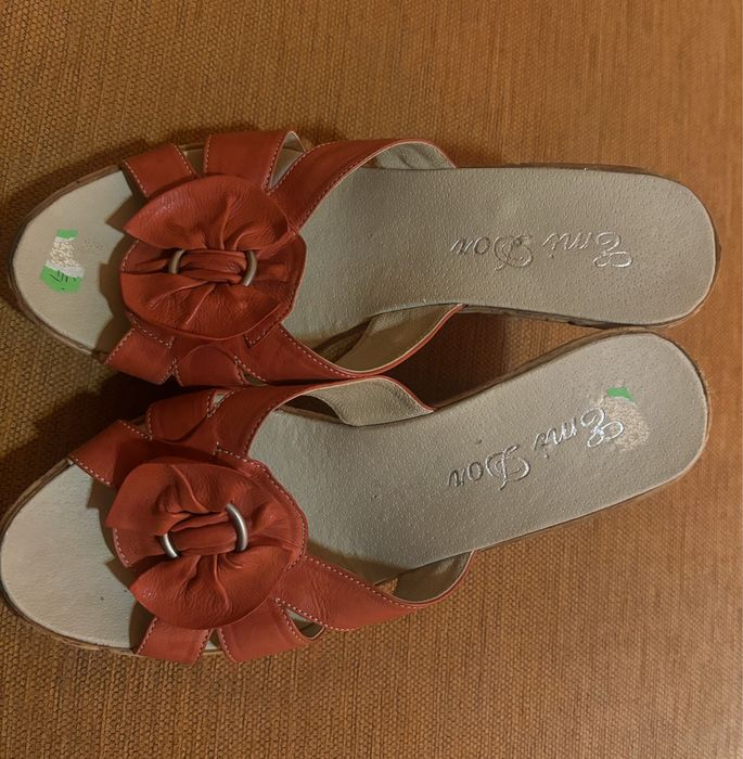 Vand papuci noi, din piele