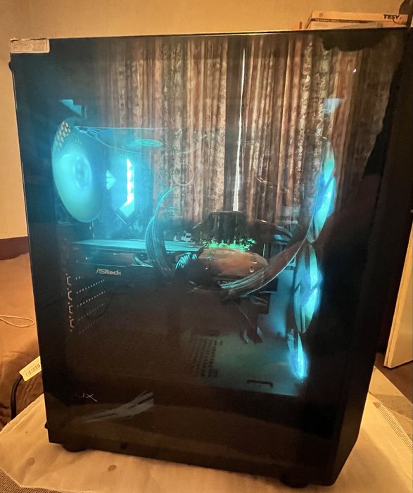 Продавам геймърски компютър AMD Ryzen 5 5600 / RX 6600 8GB / 16GB RAM / 1TB SSD