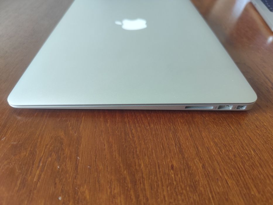 MacBook Air 13 " 2015 1.6Ghz 8Gb Ram 121GB SSD Перфектен