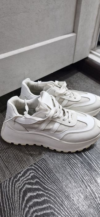 Продам кроссовки 4000 за пару