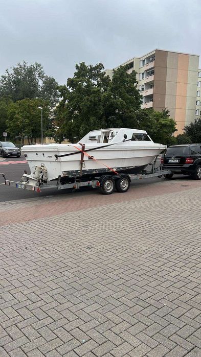 Barca  cu  motor si remorcă barcă 2000 kg