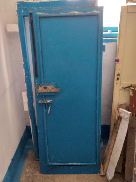 Железный синий дверь