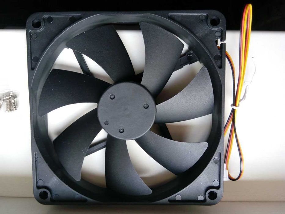 кулер 140 мм  на 140 мм DC 12V 3 pin 0.20A