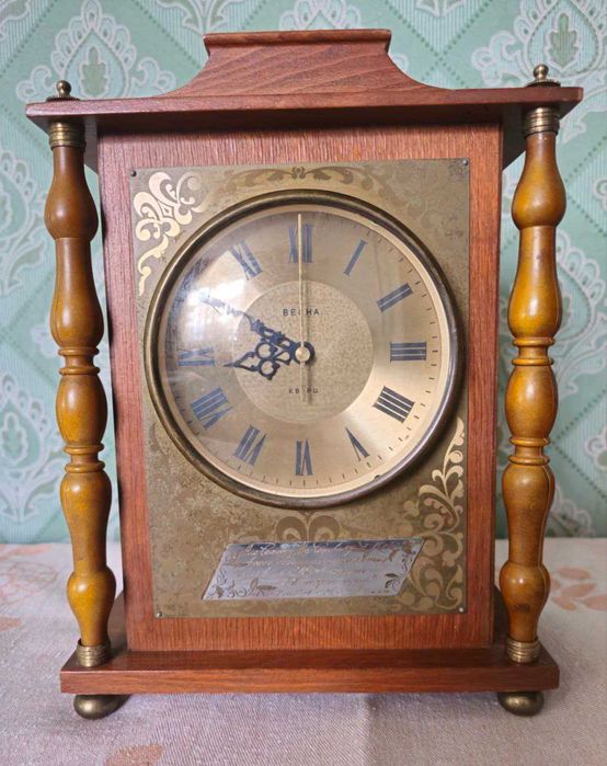 Часы "ВЕСНА" кварцевые.