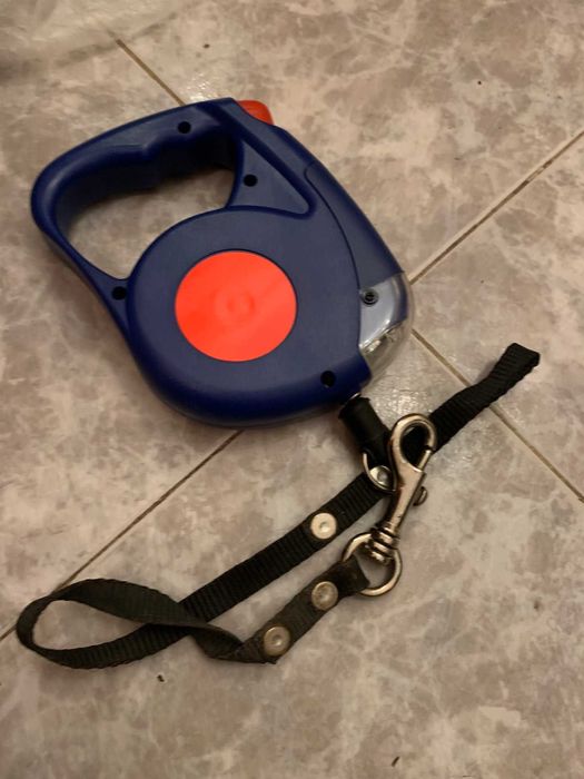 Продавам автоматични нашийници за куче,два от тях са с крушка