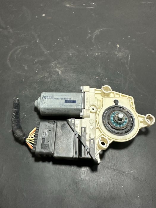 Motoras macara geam dreapta spate Volkswagen Vw Jetta Golf 5 Passat B6