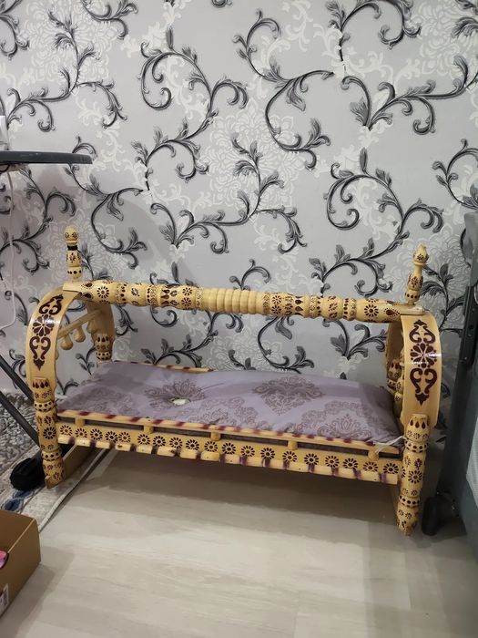 Monej va beshik sotiladi.