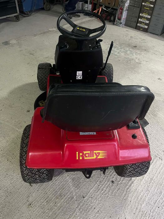 Tractoraș de tuns gazonul