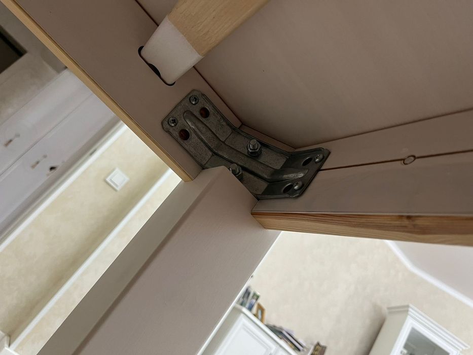 Продам стол белый