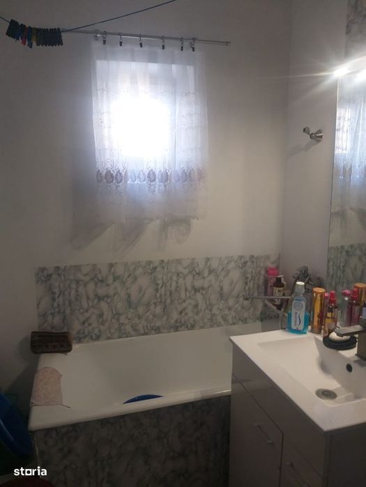 Decomandat, Rovine-Scola 39, 93.000 Euro neg.