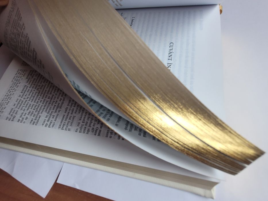 Biblia ortodoxa alba cu auriu dim 17×25