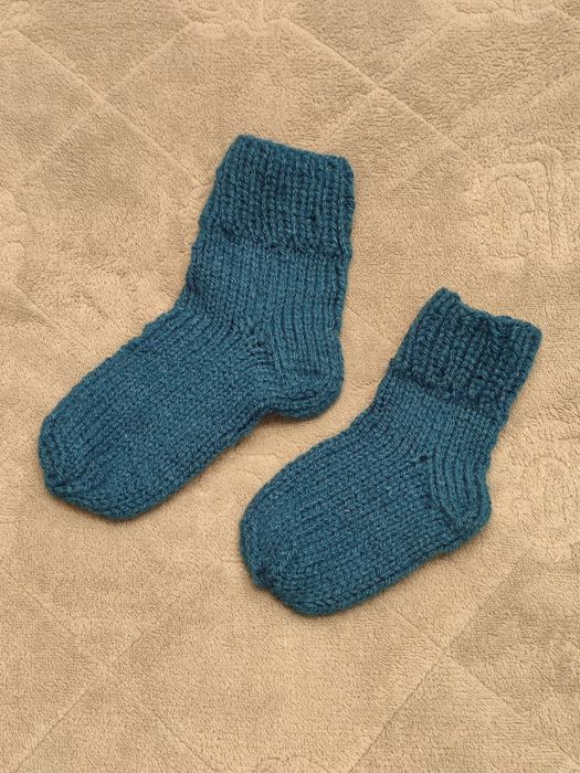 Детские вязаные носочки и следики.