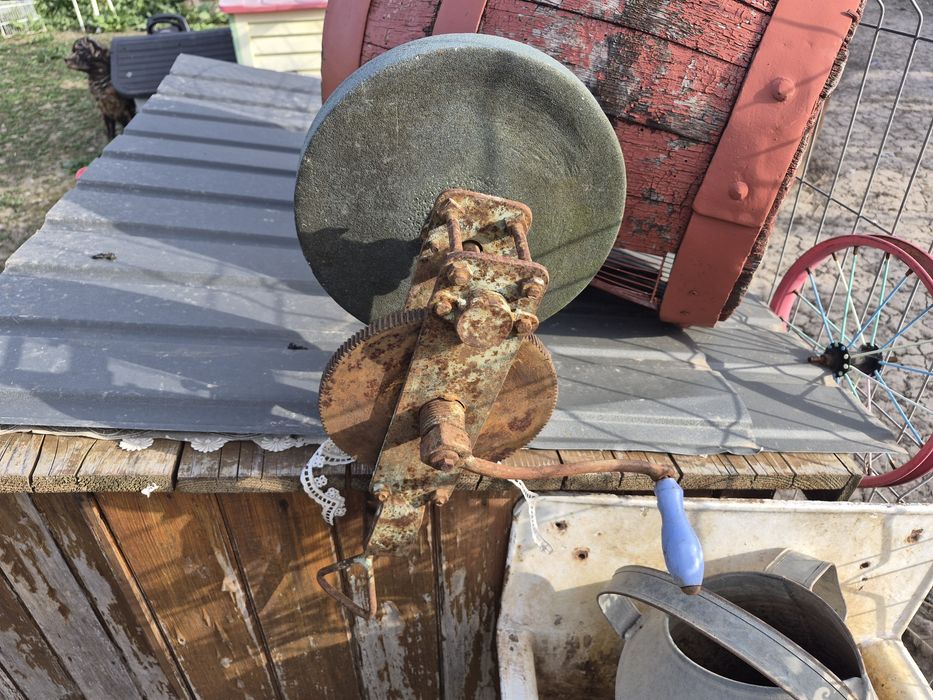 Polizor manual vechi cu pinioane