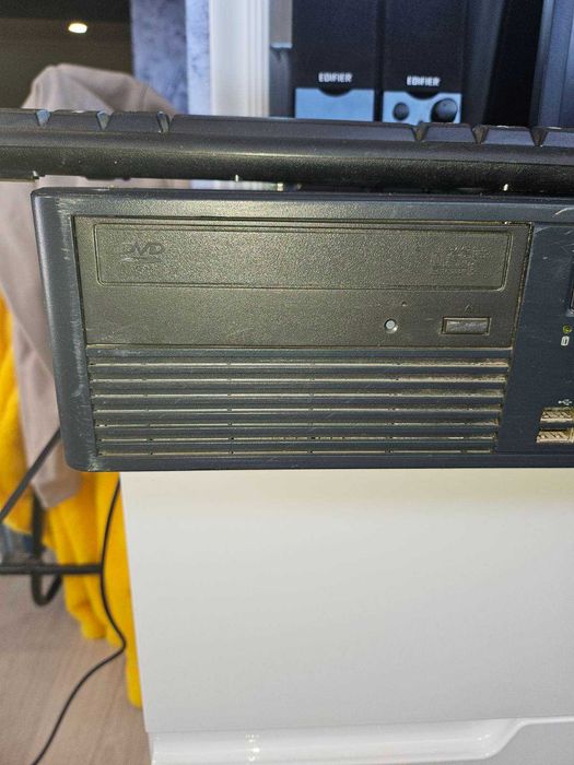 Компютър с монитор