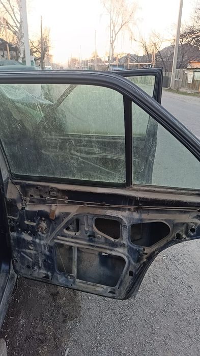 Двери 124 мерс .