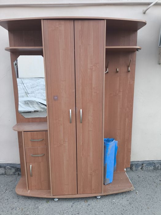 Прихожая с зеркалом и шкафом