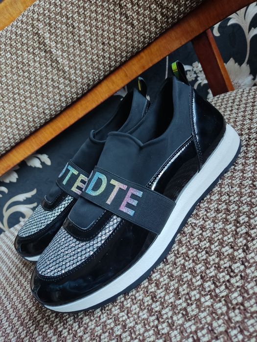 Стильные, универсальные кроссовки,можно на вечер,прогулку, тренировку