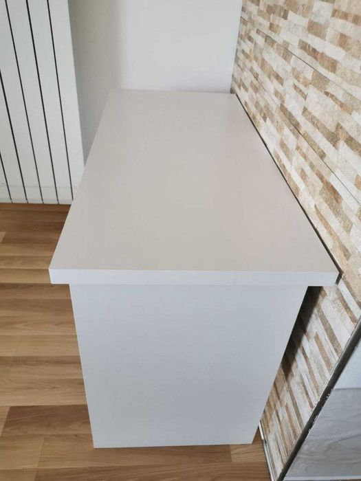 Бяло бюро с месингови дръжки — изработено по поръчка