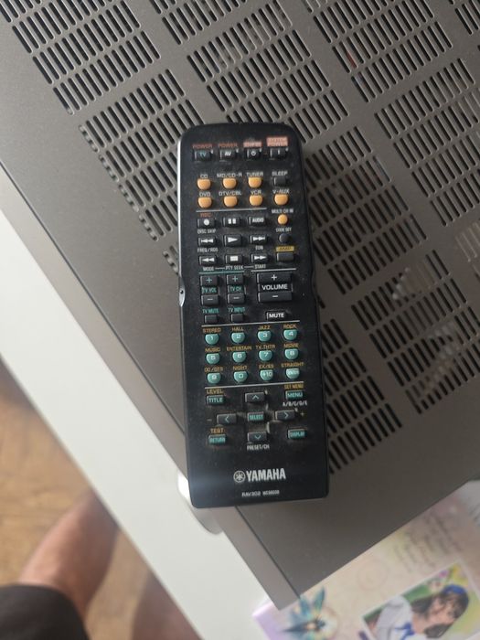 Amplituner Yamaha RX-V450 si Bookshelf Pioneer.
