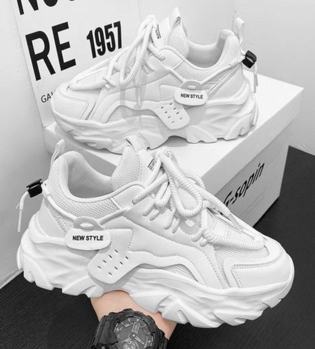 Erkaklar krossovkalari кроссовки aksiya narxda oq va qora rangda