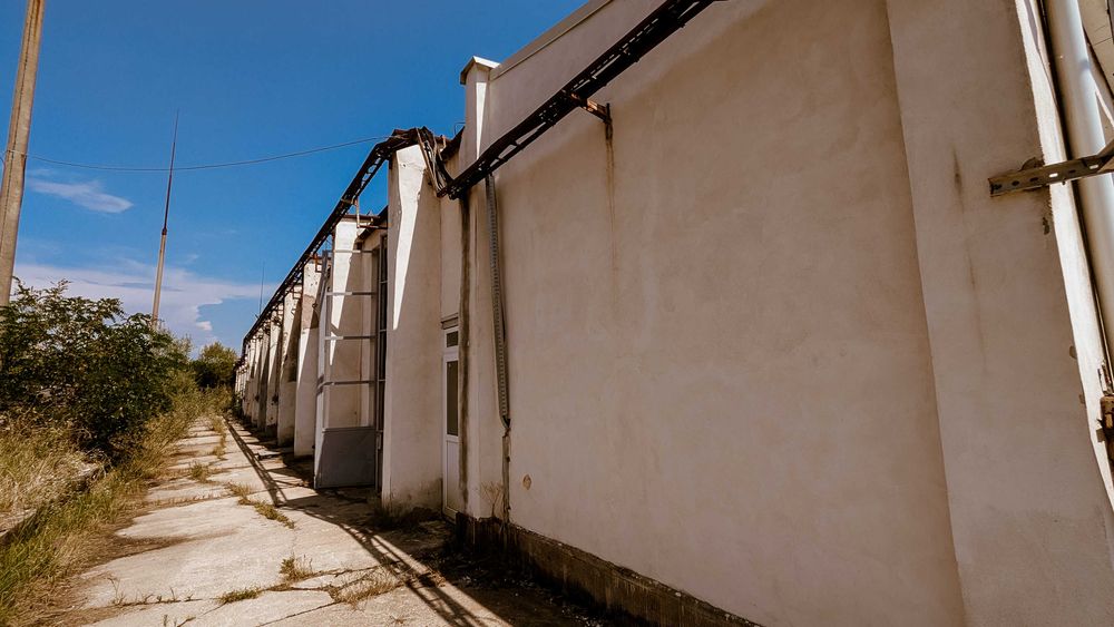 Proprietate industrială de vânzare – Teren 10.314 mp + hale 1.063 mp – Băbeni, Vâlcea – 250.000 €