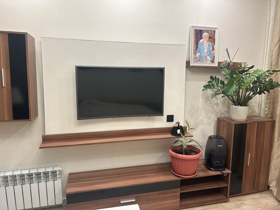 Полка в гостиную с шкафами