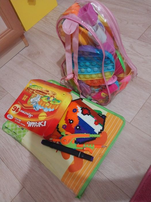 Игрушки и большой Мишка