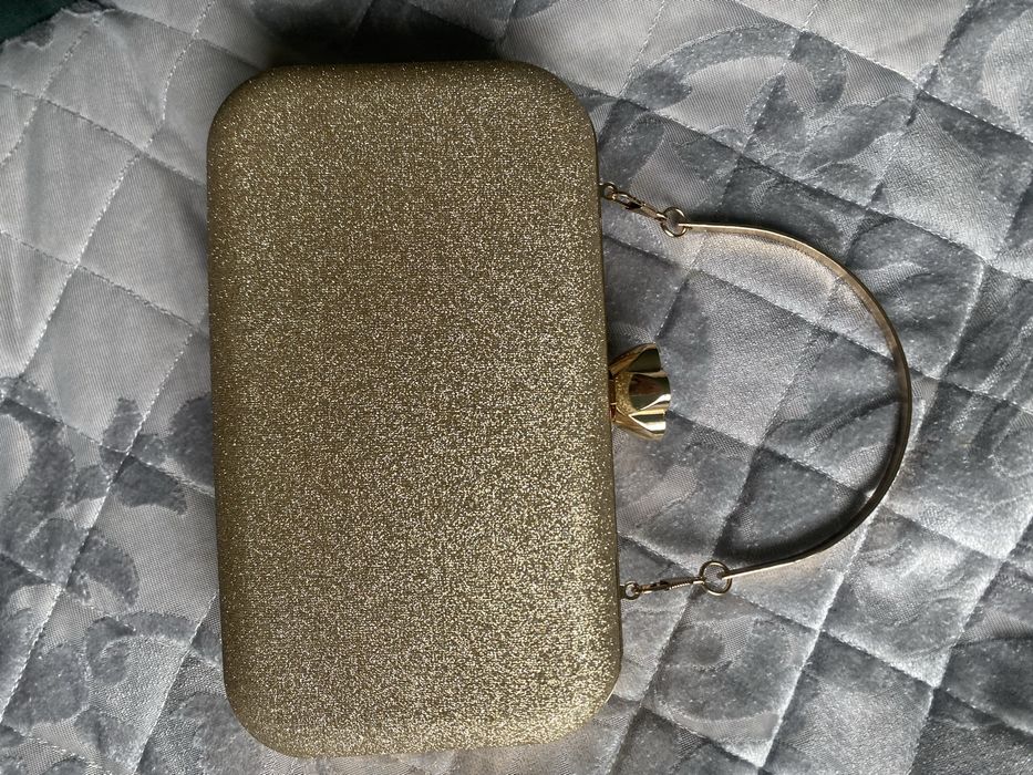 Продам золотистый модный клатч
