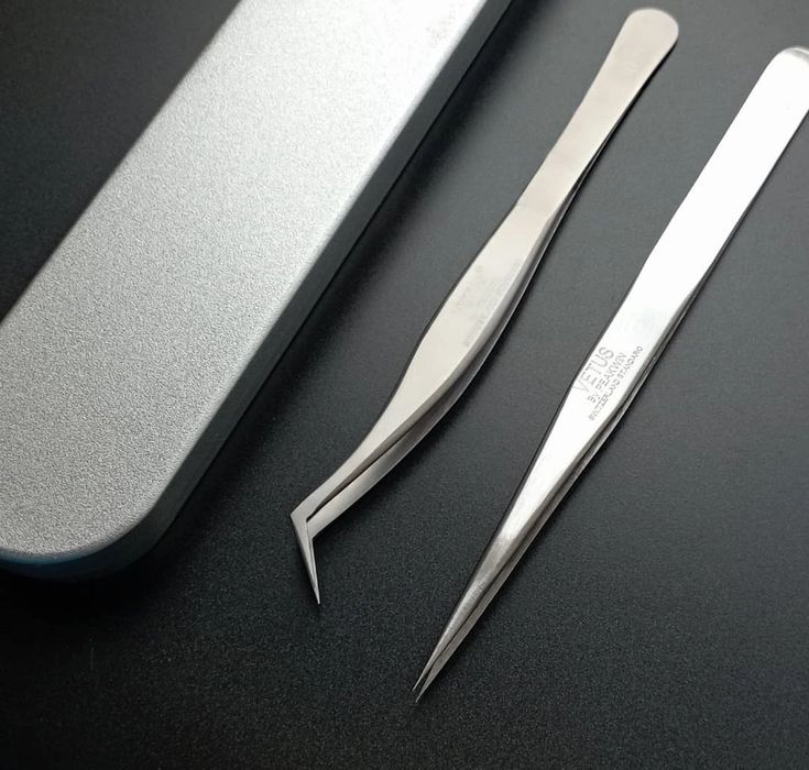 Продам два пинцета для наращивания ресниц в хорошем состоянии