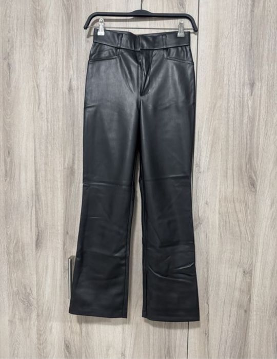 Pantaloni imitatie de piele Zara