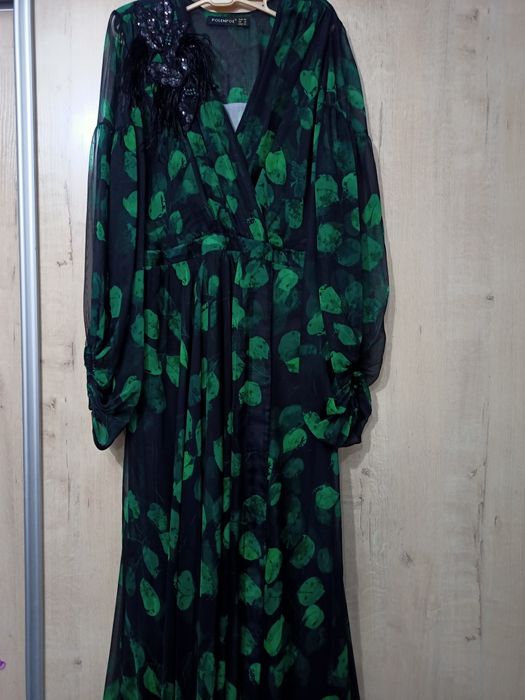 Продам брендовое платье вечернее.