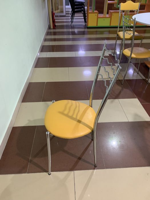 Стулья доя кафе и гостивых.