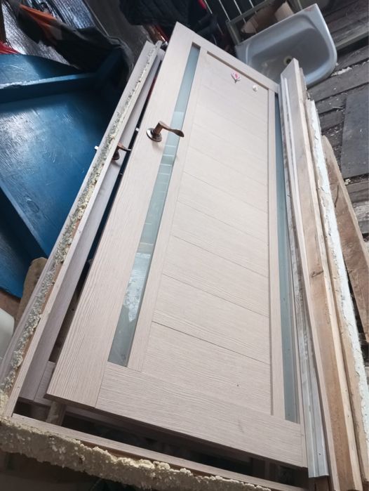 Продам двери и плинтус