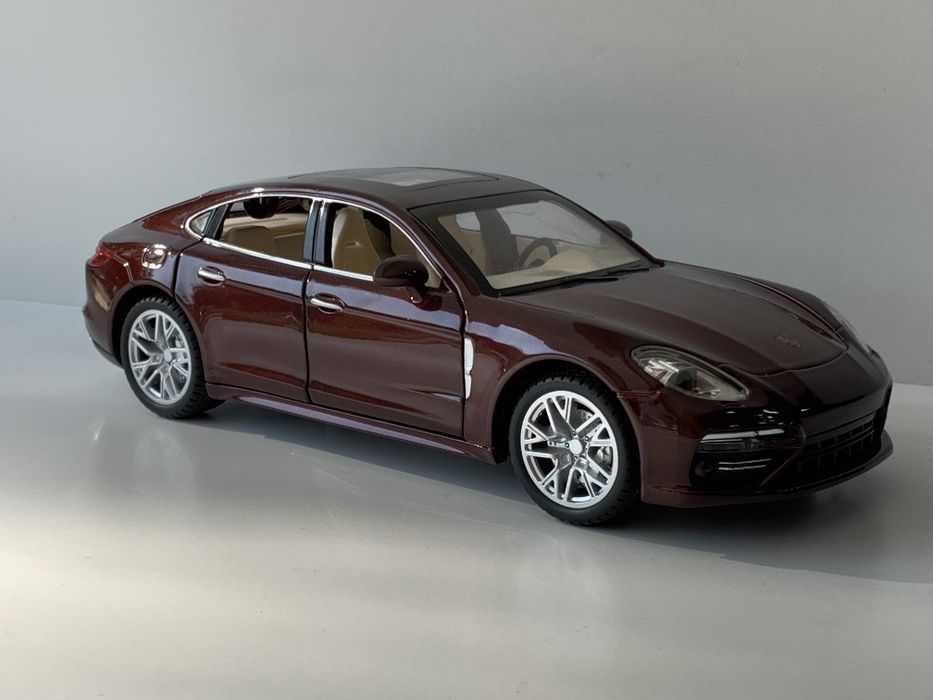 Modelka Porsche Panamera 1:24