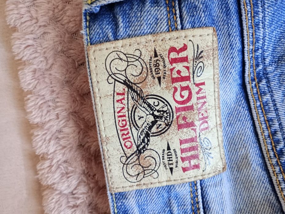 Vând blugi HILFIGER in stare bună