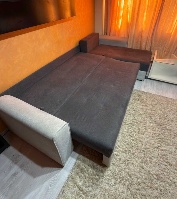 Canapea colț extensibilă mare, comodă și spațioasă + bonus fain inclus