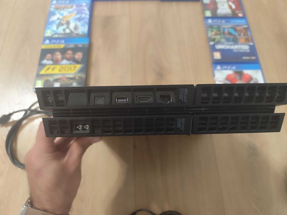 PlayStation4 CUH‑1216A 500GB+ 2 джойстика + 8 игри – Отлично състояние