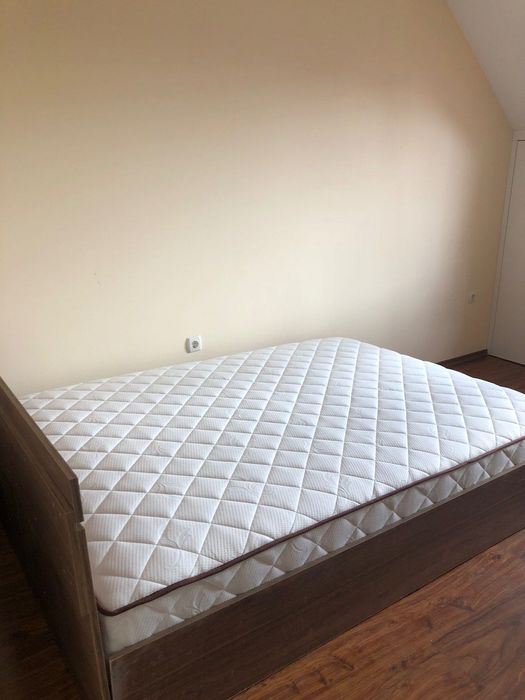 Двустаен под наем, Изток