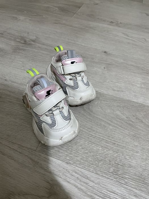 Продам детские кроссовки