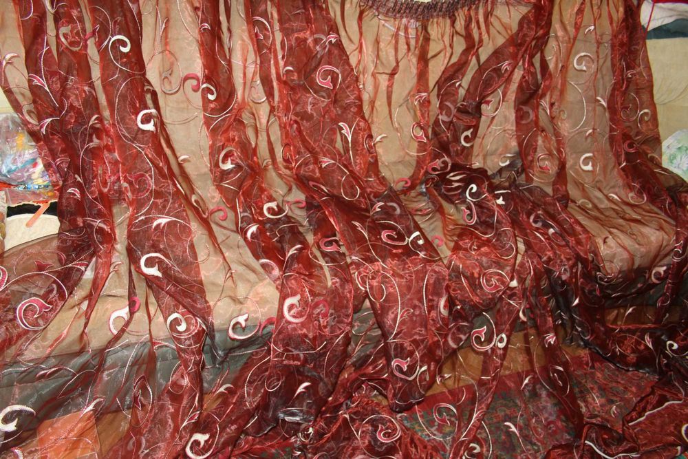 Тюль с ламбрекеном. Красная тюль.