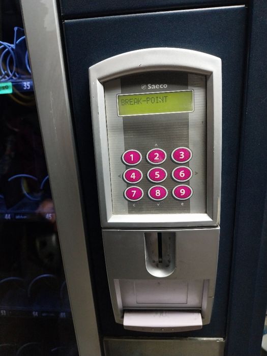 Продавам хладилна вендинг машина Саеко за снаксове и напитки