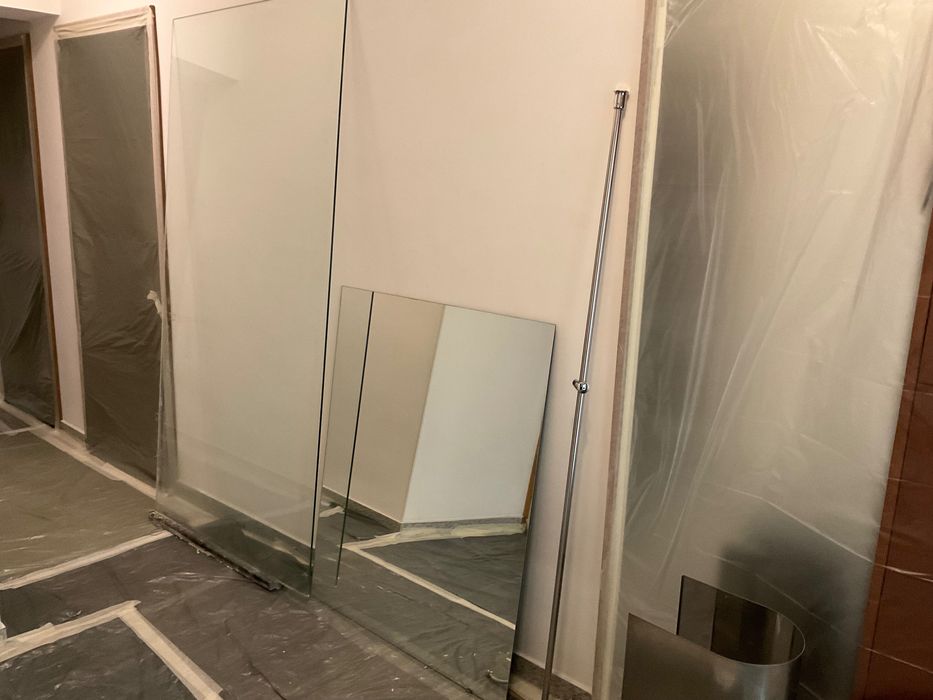 Параван, огледало и мивка за баня